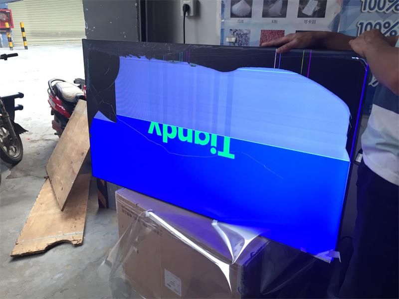 液晶拼接屏安裝時，不小心破屏了還能用嗎？